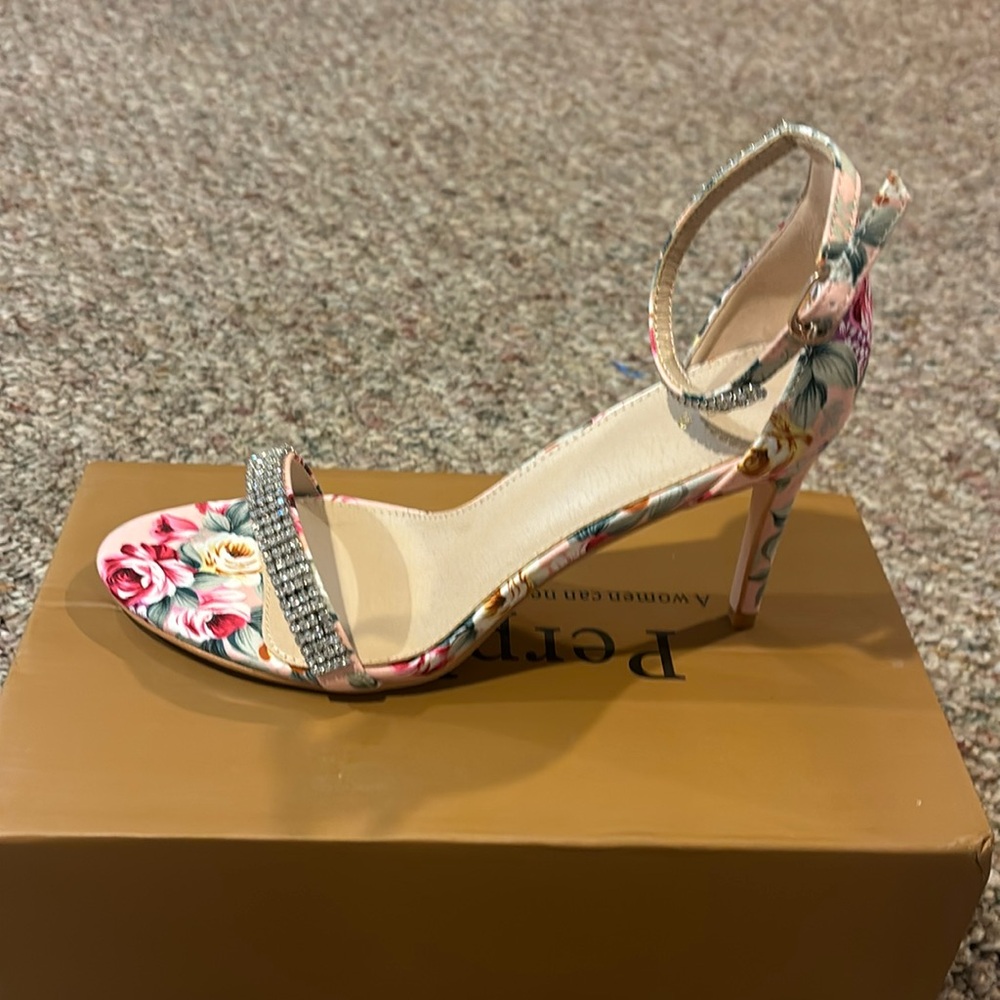 Perphy size 9 open toe strap shoe floral with rhinestone straps
